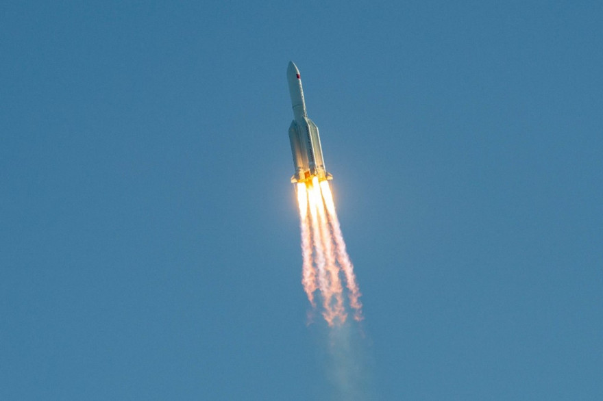 La fusée Longue-Marche 5B qui a lancé la capsule cargo et le vaisseau