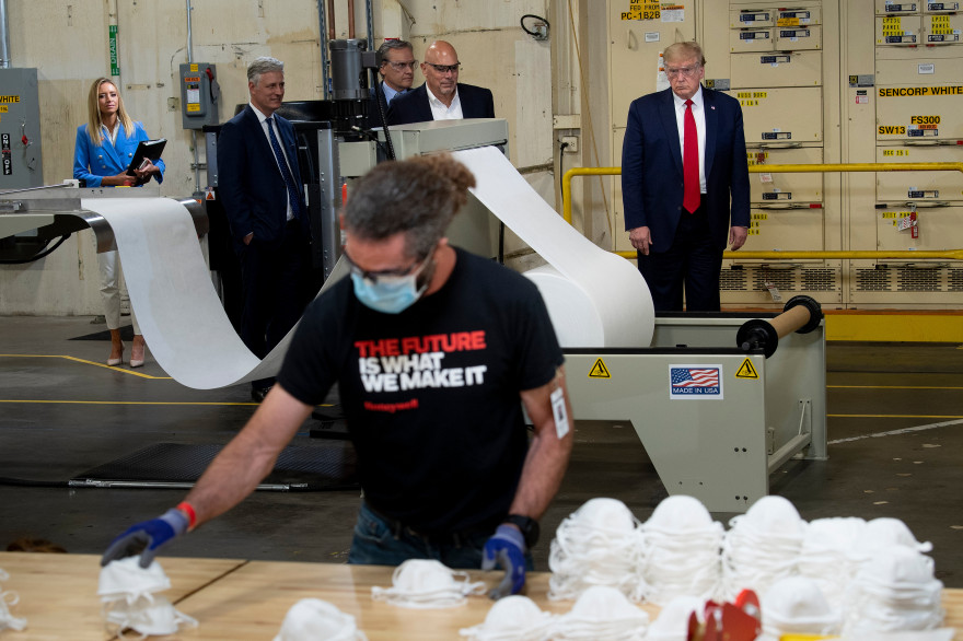 Donald Trump visite une usine de fabrication de masques