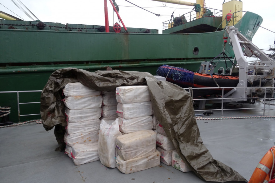 Des sacs de cocaïne empilés devant un cargo (photo d'illustration).