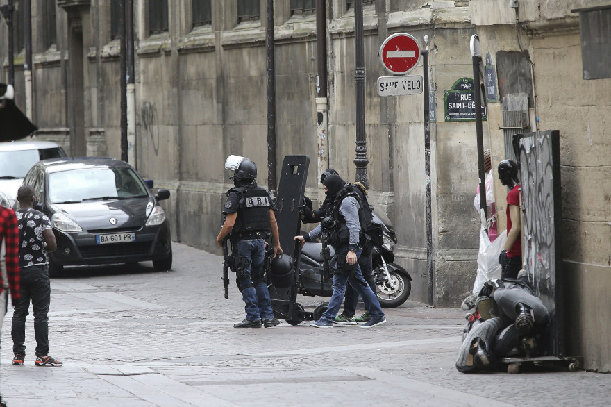 Des policiers près de l'église Saint-Leu à Paris, le 18 septembre 2016