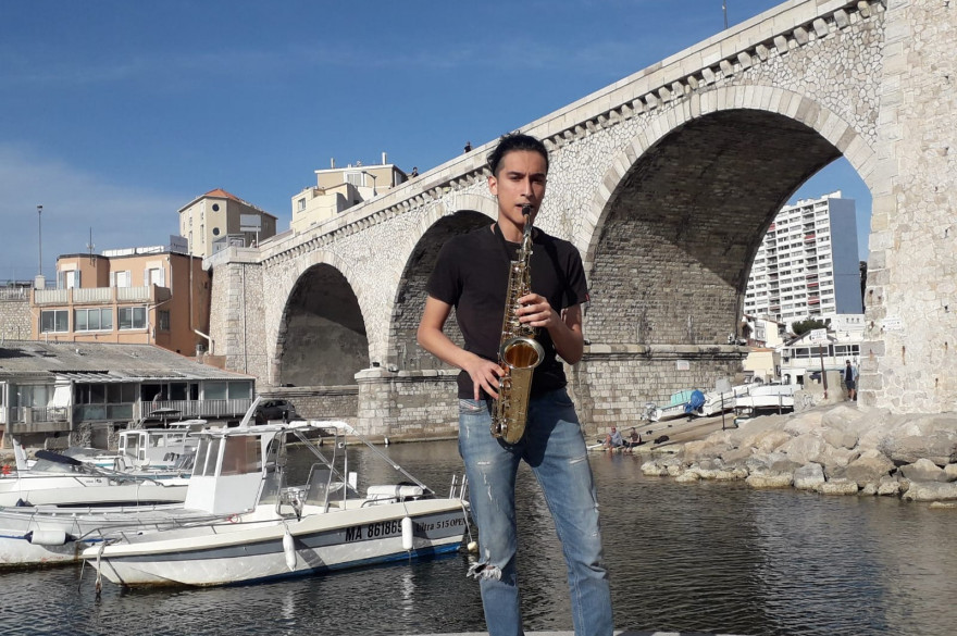 Rayan un jeune de 19 ans joue du saxo à Marseille pendant le confinement