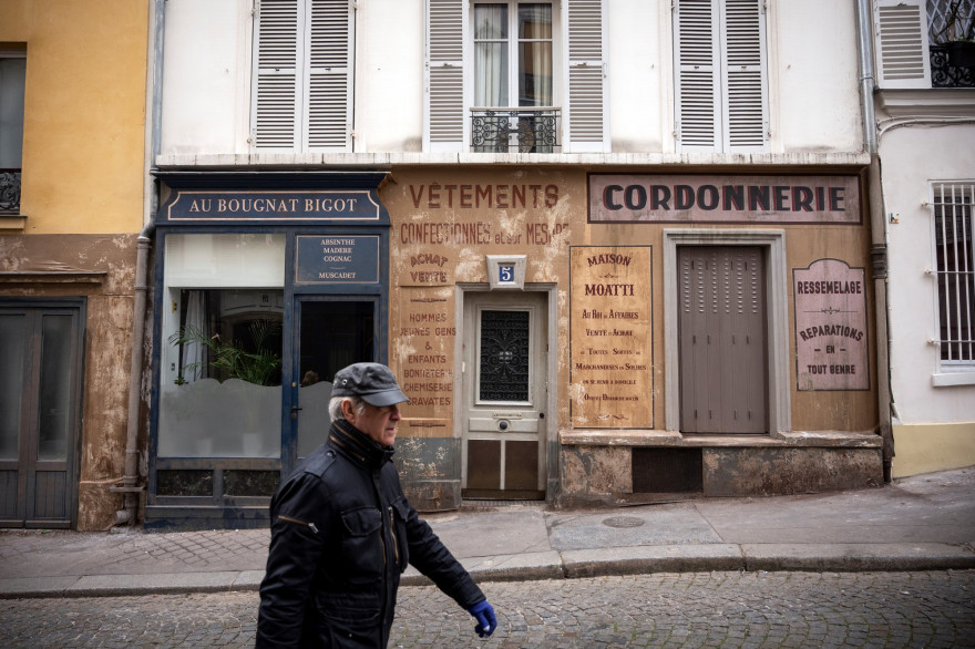 Un homme marche dans les rues de Montmartre, juste avant le déconfinement.
