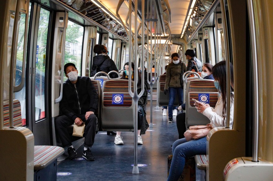 Des usagers des transports en commun parisiens ce lundi 11 mai, premier jour du déconfinement