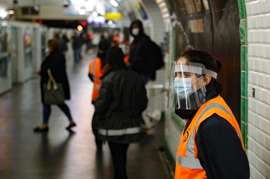 La sécurité était déployée dans les métros parisiens pour ce premier jour de déconfinement, lundi 11 mai.