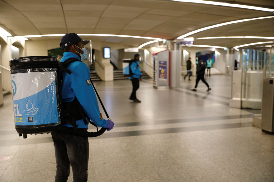 Des agents RATP distribue du gel hydroalcoolique dans les couloirs du métro le 11 mai
