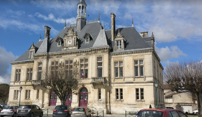 La mairie de Saint-Jean-d'Angély, en Charente-Maritime.