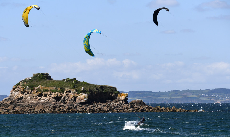Des hommes pratiquent le kite-surf à Douarnenez (Bretagne) le 14 mai 2020