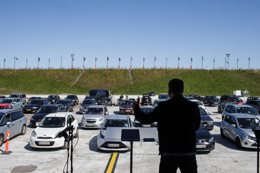 Une célébration religieuse en drive-in au Danemark en mai 2020