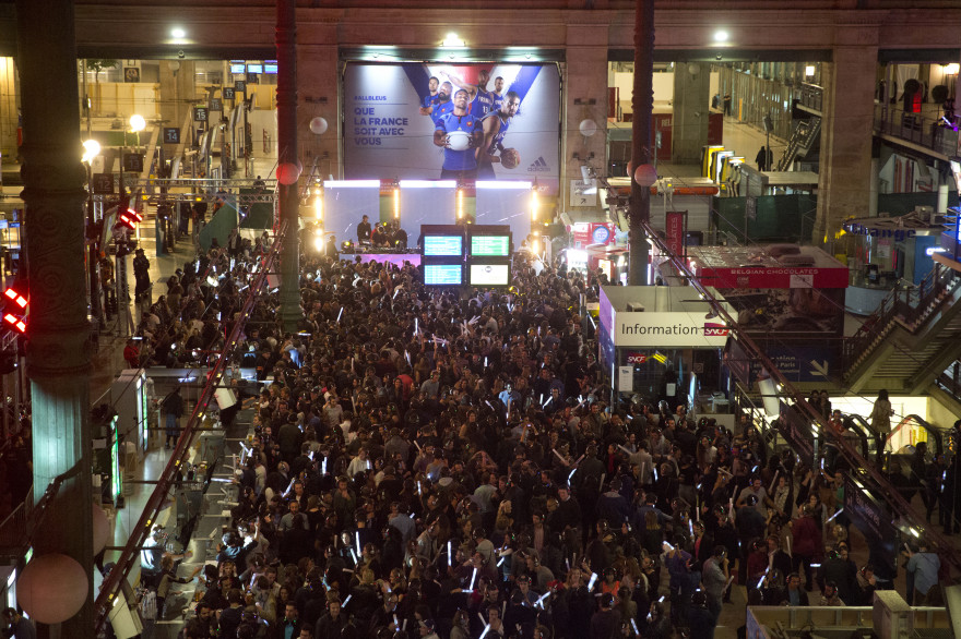 L'intérieur de la Gare du Nord à Paris pour la Nuit Blanche, le 4 octobre 2015