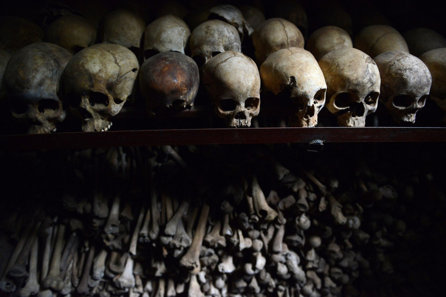 Des ossements exposés au mémorial du génocide rwandais à Nyamata, le 4 avril 2014