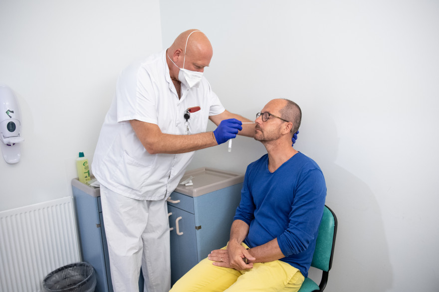 Un homme se fait tester pour le coronavirus à Marseille, le 7 mai 2020.