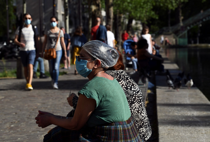 Une femme porte un masque à Paris