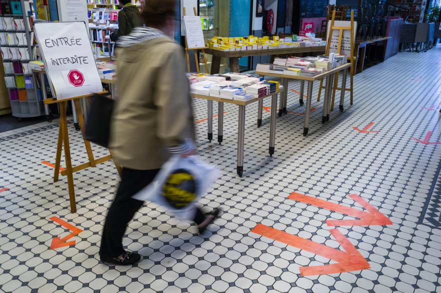 Une femme qui suis les consignes de sécurité dans un magasin de Mulhouse