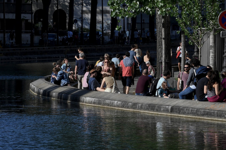 Le canal Saint-Martin, à Paris, a été pris d'assaut dès le premier jour du déconfinement, le lundi 11 mai 2020.