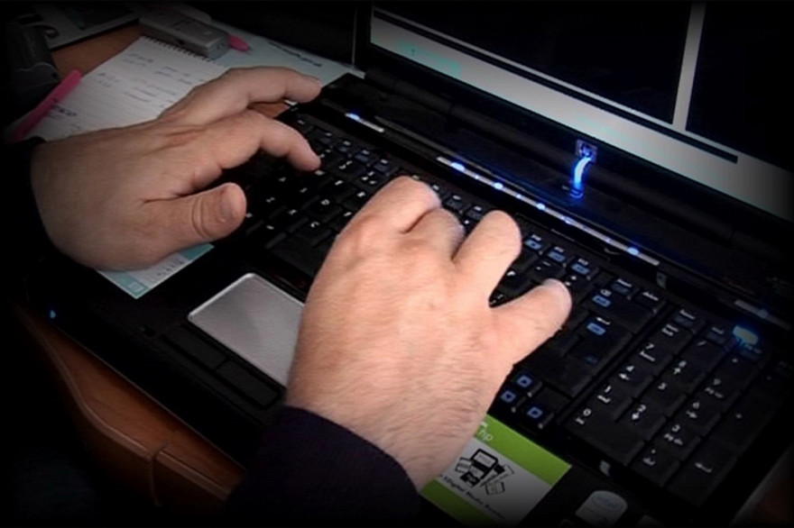 Un internaute sur son clavier d'ordinateur (illustration)