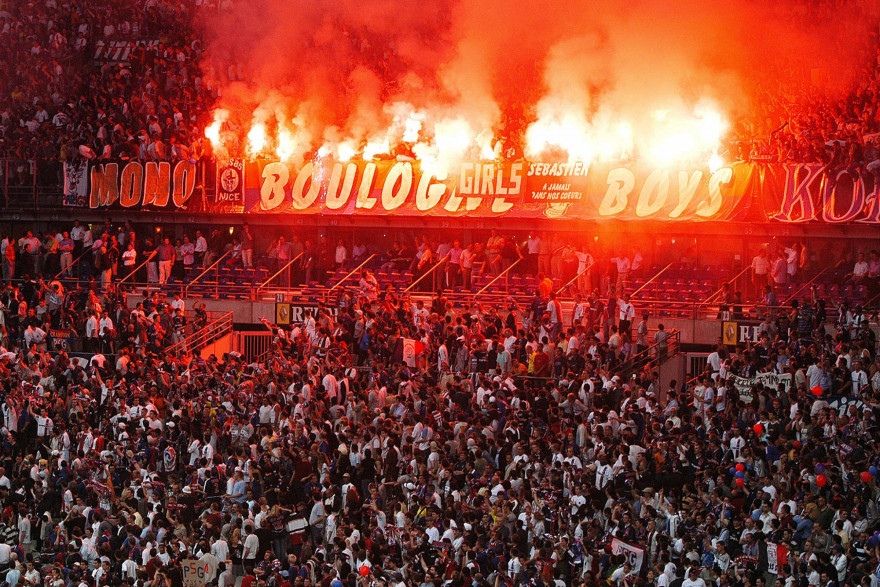 Des supporters du PSG allument des fumigènes (Image d'illustration).