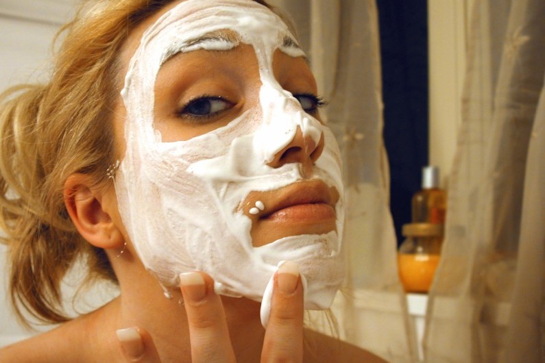 Un pot de yaourt pour le soin de la peau et des cheveux