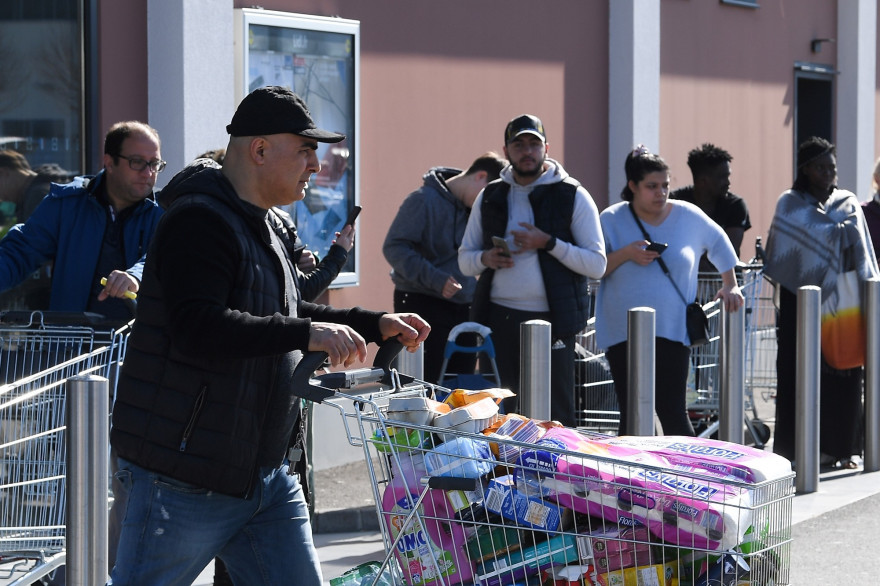 Un supermarché du nord de la France, pris d'assaut au début du confinement, le 16 mars 2020.