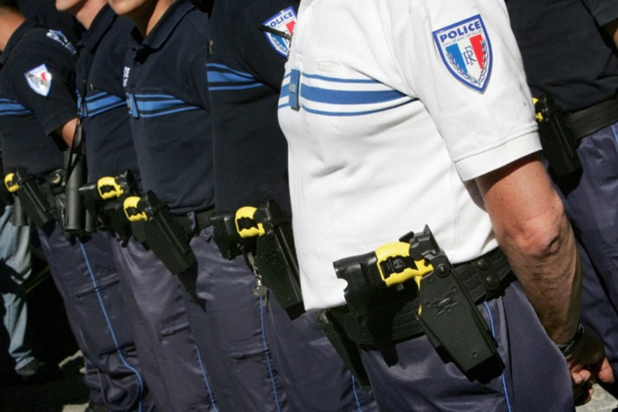 Illustration de policiers municipaux équipés de tasers.