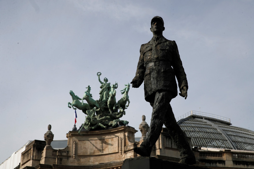 La statue du général Charles de Gaulle devant le Grand Palais, à Paris.