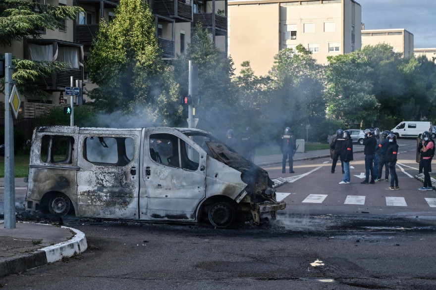 Plusieurs voitures ont été brûlée04 juin 2020.