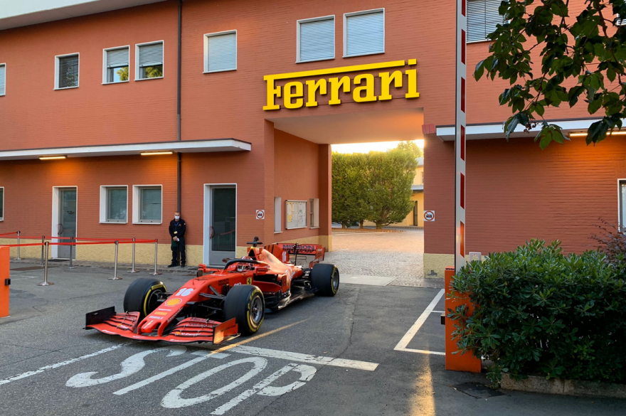 Charles Leclerc sort de l'usine Ferrari à Maranello le 18 juin 2020