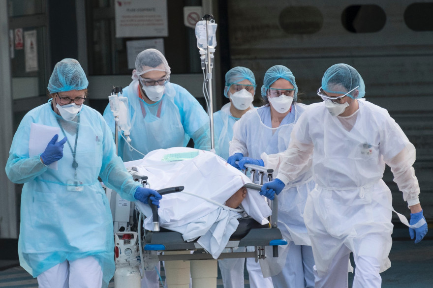 Un patient atteint du Covid-19, est évacué par une équipe médicale (illustration)