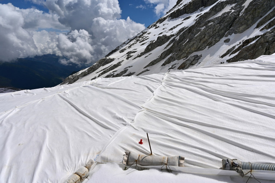 Un glacier drappé d'une bâche pour ralentir sa fonte, en Italie.