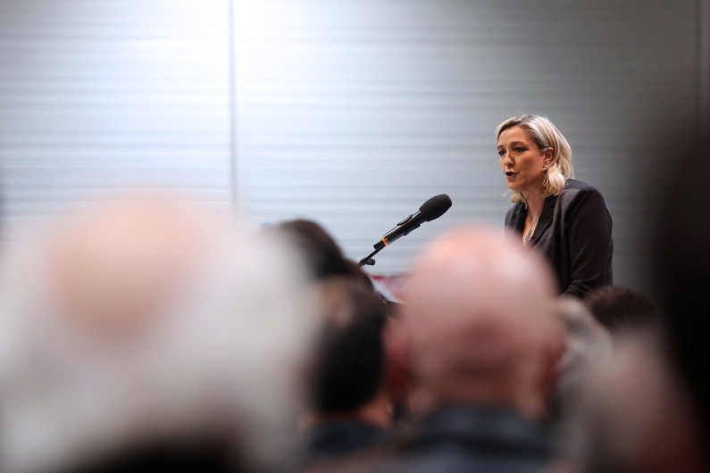 La présidente du Front national Marine Le Pen veut séduire l'électorat des seniors