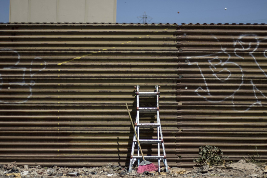Une échelle posée contre le mur qui borde la frontière entre le Mexique et les États-Unis (Illustration)
