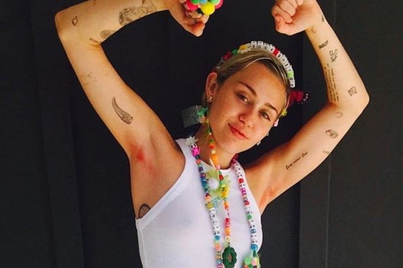 Miley Cyrus a arrêté de s'épiler les aisselles, et les teint parfois en couleur