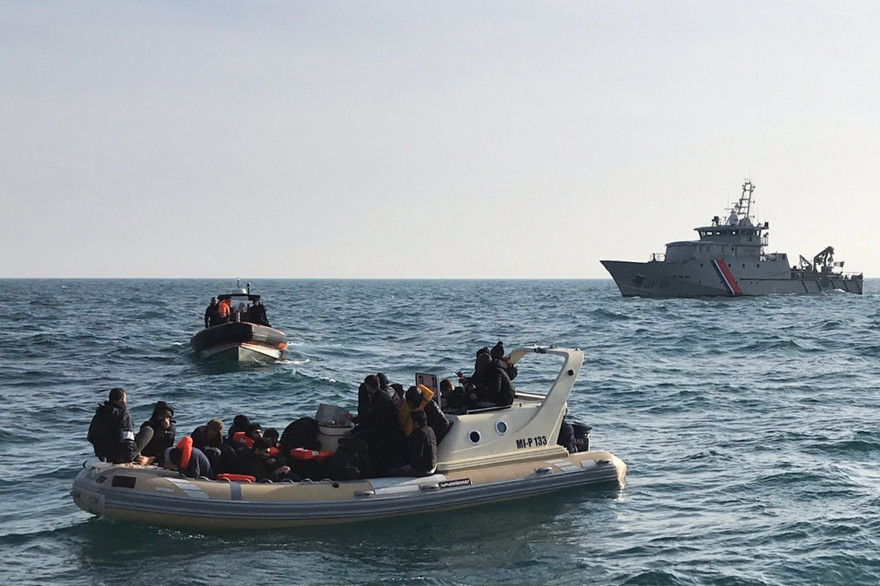 Les autorités anglaises venant en aide à des migrants qui tentent de traverser la Manche, le 18 février 2019.