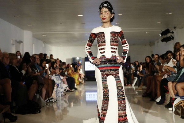 Reshma Qureshi, défigurée à l'acide, défile à la Fashion Week de New York