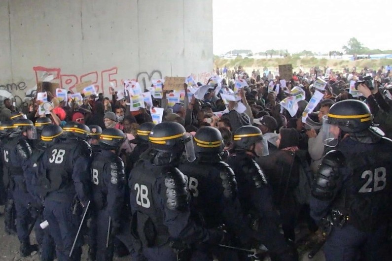 À Calais, des heurts ont éclaté entre CRS et migrants samedi 1e octobre.