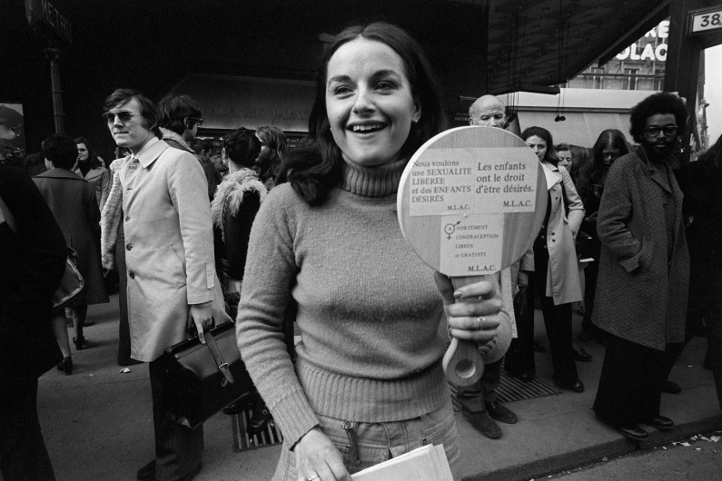 En mars 1974, cette femme manifeste pour le droit à l'avortement. Elle revient alors d'un voyage à Amsterdam avec 40 autres Françaises, qui y sont allées pour avorter.