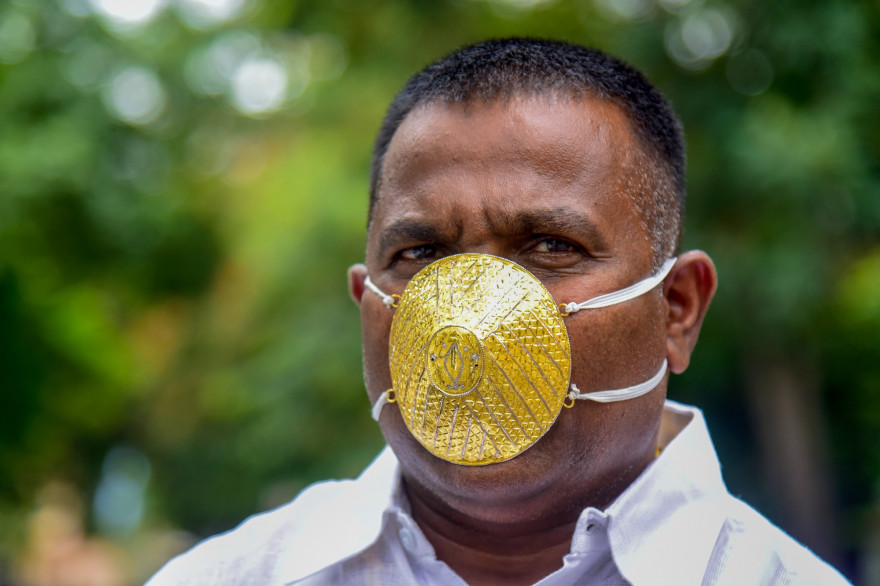Un Indien porte un masque en or pour se protéger du coronavirus
