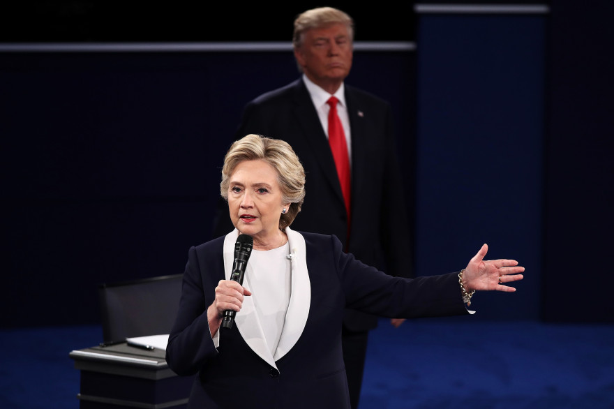 Hillary Clinton et Donald Trump lors du second débat télévisé, dimanche 9 octobre.