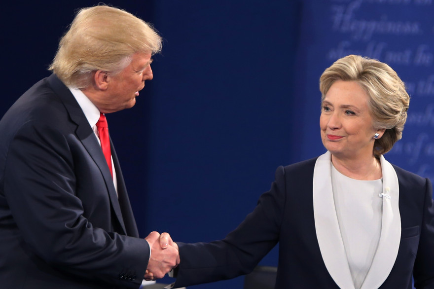 Hillary Clinton et Donald Trump auront fini par se serrer la main.
