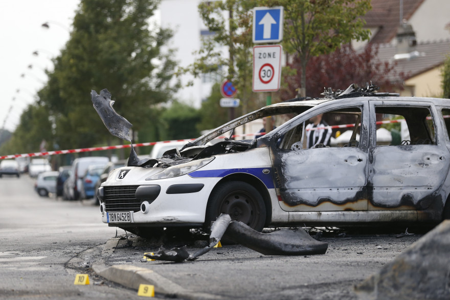 Deux voitures de police ont été incendiées à Viry-Châtillon