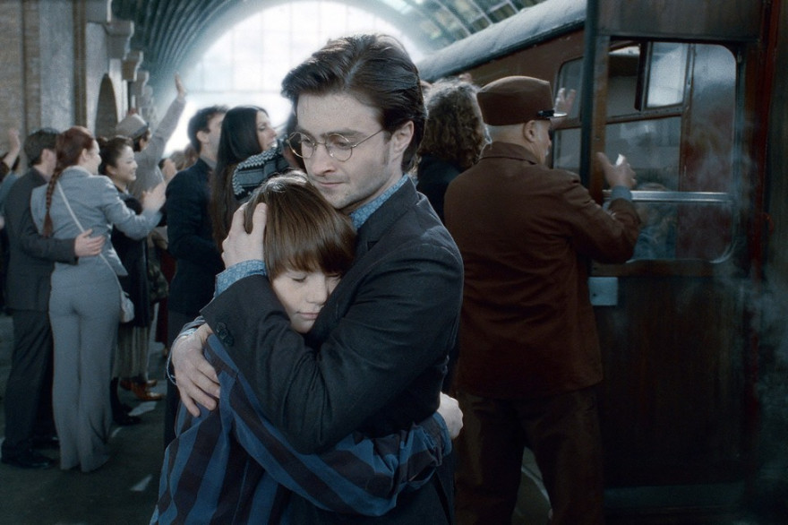 Dans "Harry Potter et l'Enfant maudit", Harry Potter a une relation très conflictuelle à son fils cadet, Albus
