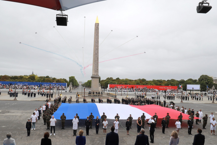 Un drapeau tricolore est déployé en hommage aux soignants le 14 juillet 2020, Place de la Concorde