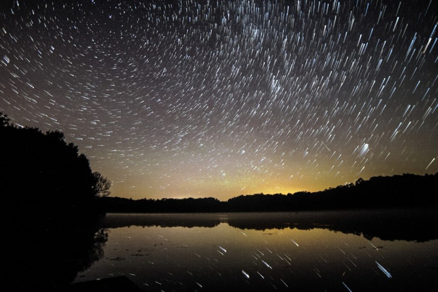 Une pluie d'étoiles filantes (Image d'illustration).