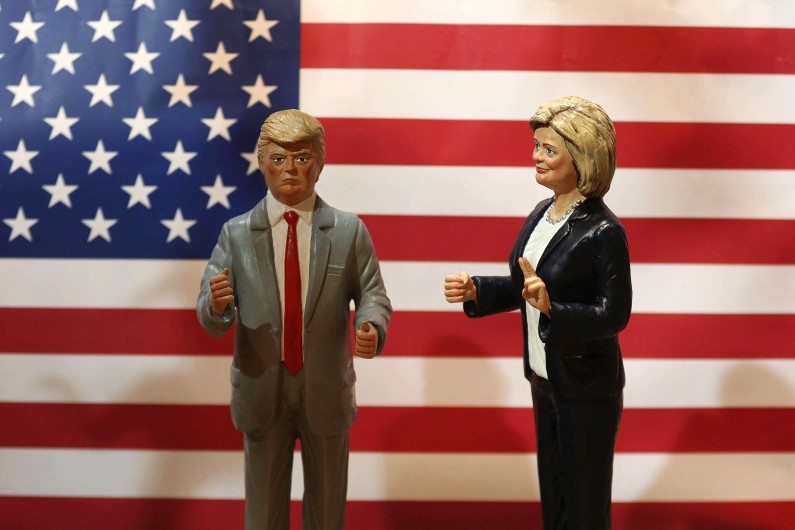 Des statuettes représentant Donald Trump et Hillary Clinton