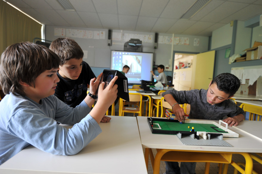 Les élèves de l'école primaire Isoret d'Angers prennent part à un cours "multimédia" (illustration)