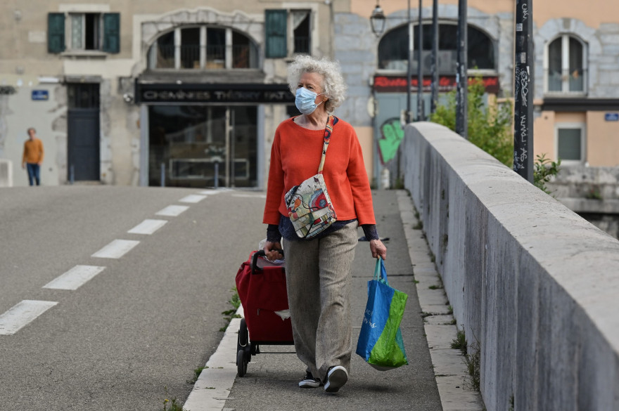 Une femme portant un masque le 6 mai 2020 (Illustration ici à Grenoble).