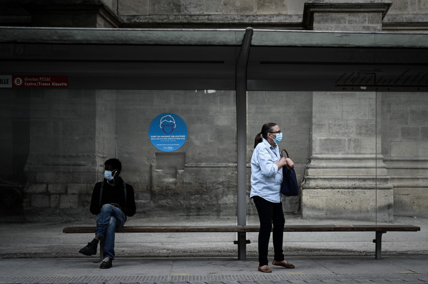 Des habitants de Bordeaux attendent le tramway