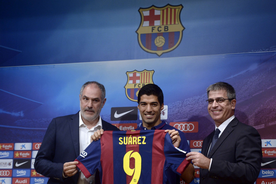 Andoni Zubizzareta (à gauche) lors de la présentation de Luis Suarez à Barcelone en août 2014