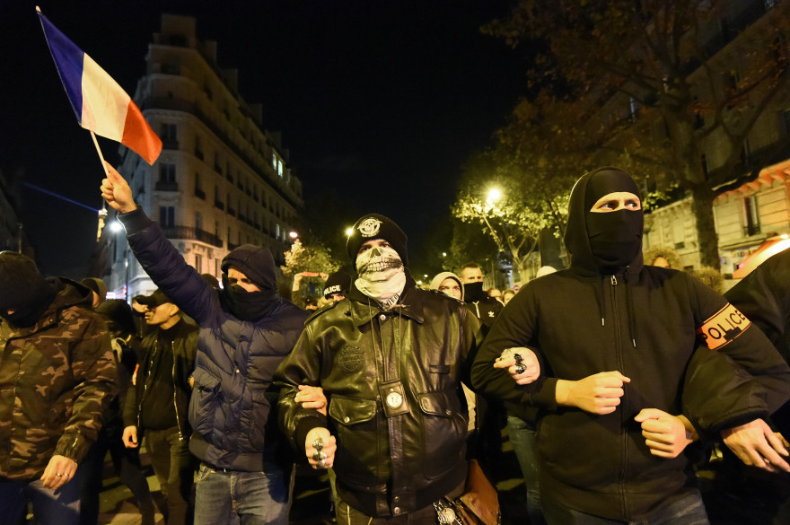 Des policiers manifestant dans la rue à Paris, le 20 octobre 2016