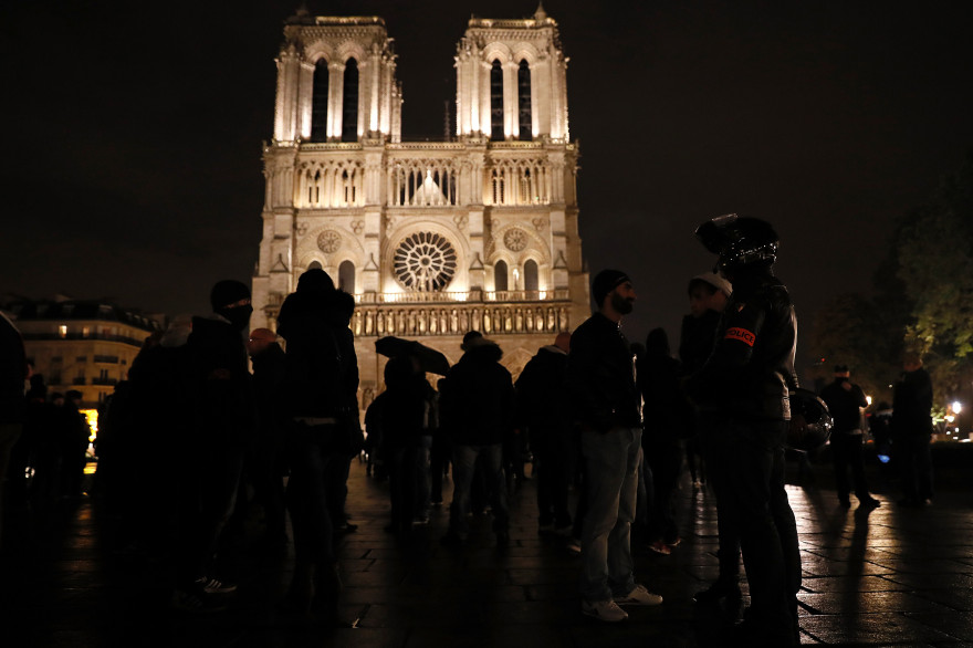 Des policiers rassemblés sur le parvis de Notre-Dame, à Paris le 21 octobre