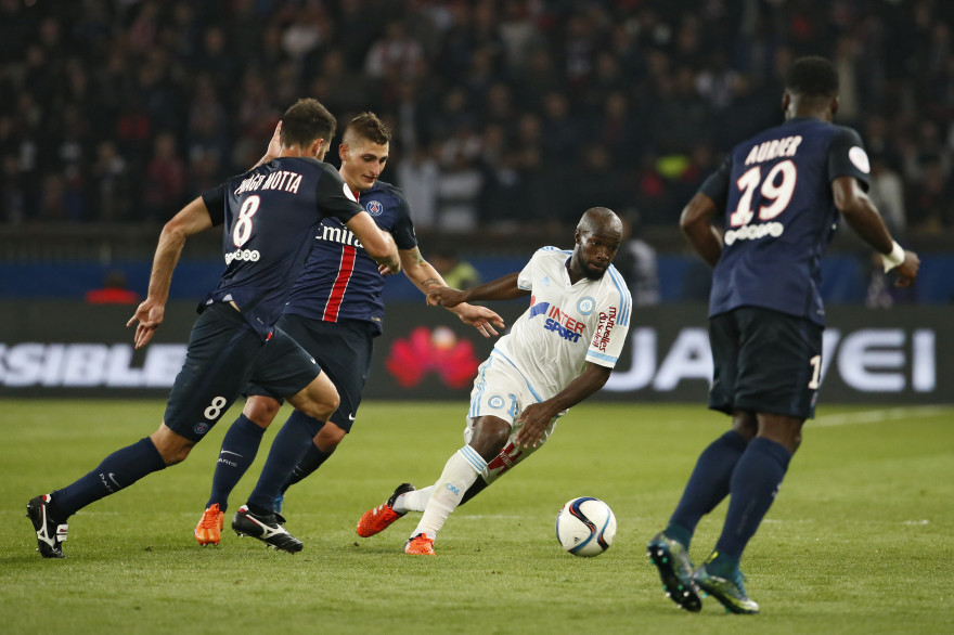 Lassana Diarra face à trois Parisiens
